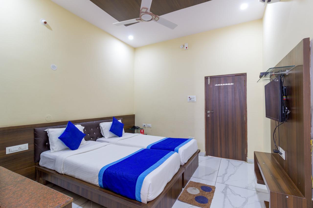 Oyo 7627 Royal Plaza Hotel Hyderabad Exterior photo