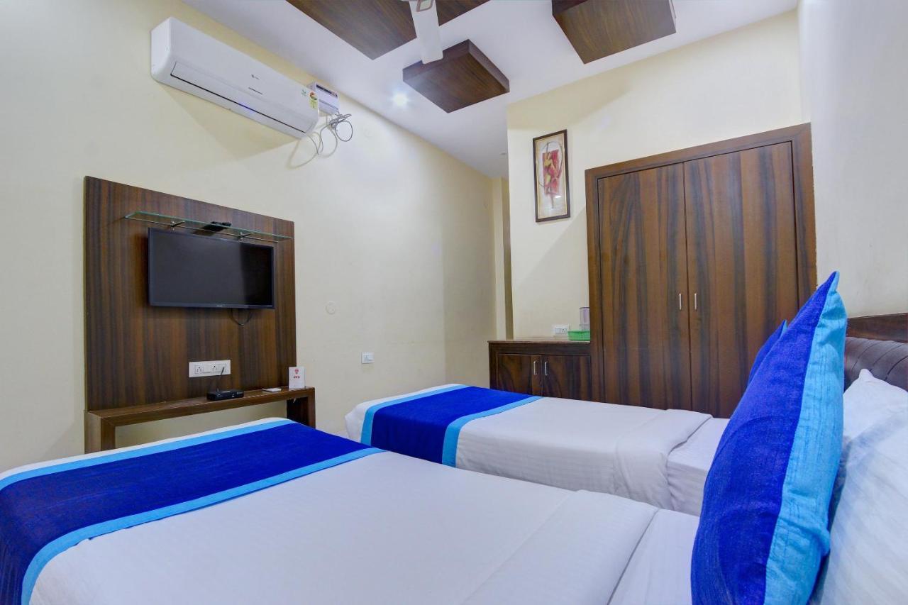 Oyo 7627 Royal Plaza Hotel Hyderabad Exterior photo